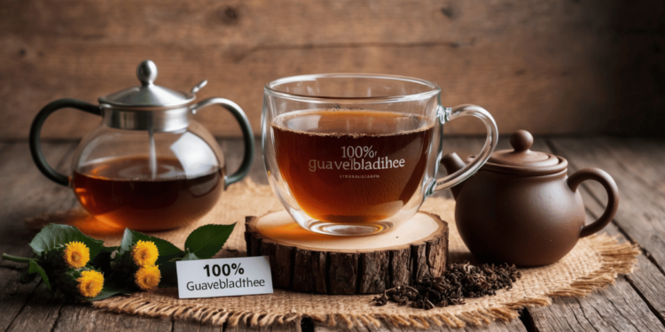 Glas warme guavebladthee met gedroogde guavebladeren ernaast op een houten ondergrond – een natuurlijke remedie boordevol gezondheidsvoordelen.