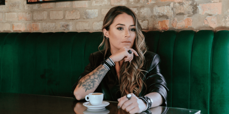 Katja (46) en de Tinder-Teleurstelling: Een Date met een Korte Inhoud