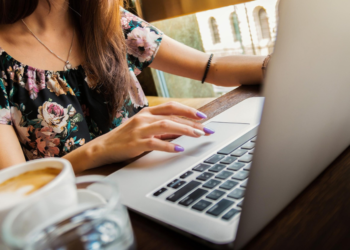 Vitaleafit.nl afbeelding van een vrouw met een druk leven