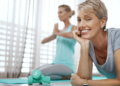 twee vrouwen die thuis oefeningen doen