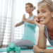 twee vrouwen die thuis oefeningen doen