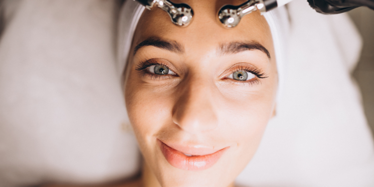 EMS voor het Gezicht: De Ultieme Gids voor een Strakker en Jonger Uiterlijk