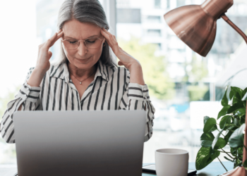 Van Uitgeblust naar Oplaadpunt: Energiebeheer voor Vrouwen in de Midlife