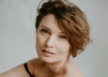 Zelfvertrouwen en Sensualiteit na 40: Omarm Jouw Vrouwelijke Kracht zonder Stereotypen