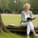 vrouw-60+-lezend-bosrand-bankje