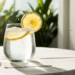 Glas verfrissend magnesiumwater met citroen op tafel in natuurlijk zonlicht – symbool voor hydratatie, gezondheid en vitaliteit voor vrouwen 40+.