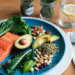 Orthomoleculair bord met pure en onbewerkte voeding zoals zalm, avocado, groenten en noten – gericht op hormonale balans en gezondheid.