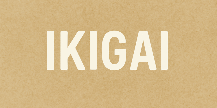 Minimalistische afbeelding met het woord 'IKIGAI' in grote witte letters op een beige achtergrond, symbool voor rust, eenvoud en zingeving na je 40e.