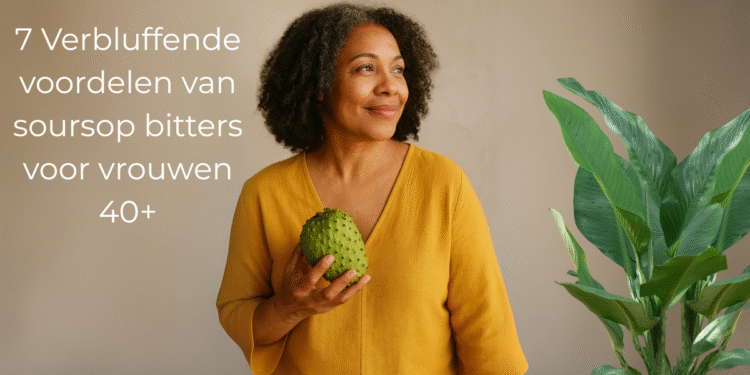 Vrouw van kleur met natuurlijk grijs haar in een mosterdgele jurk houdt een soursop vast en kijkt glimlachend opzij, met links in beeld de tekst “7 Verbluffende voordelen van soursop bitters voor vrouwen 40+” en rechts een grote groene plant tegen een neutrale achtergrond.