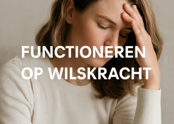 Vermoeide vrouw van rond de 40 met haar hand op haar voorhoofd, zittend op een beige bank, met de woorden 'Functioneren op wilskracht' in witte letters over de afbeelding. Symbool voor uitputting en mentale belasting bij vrouwen van 40+.