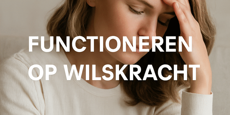 Vermoeide vrouw van rond de 40 met haar hand op haar voorhoofd, zittend op een beige bank, met de woorden 'Functioneren op wilskracht' in witte letters over de afbeelding. Symbool voor uitputting en mentale belasting bij vrouwen van 40+.