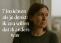 Vrouw van middelbare leeftijd kijkt nadenkend uit het raam met de tekst: 7 inzichten als je denkt: ik zou willen dat ik anders was.